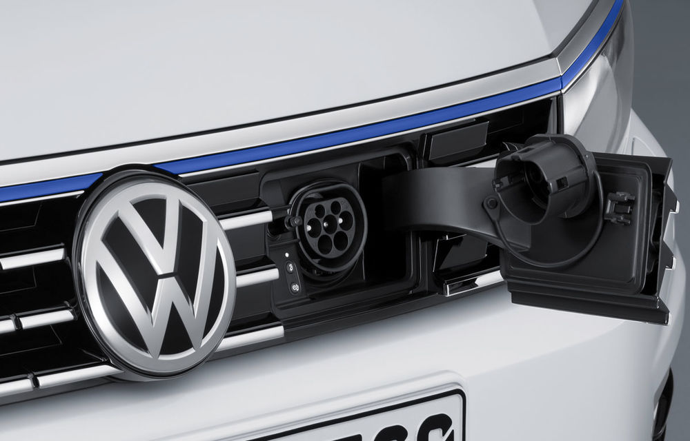 PARIS 2014 LIVE: Volkswagen Passat GTE - varianta hybrid plug-in a noului model din Wolfsburg - Poza 11