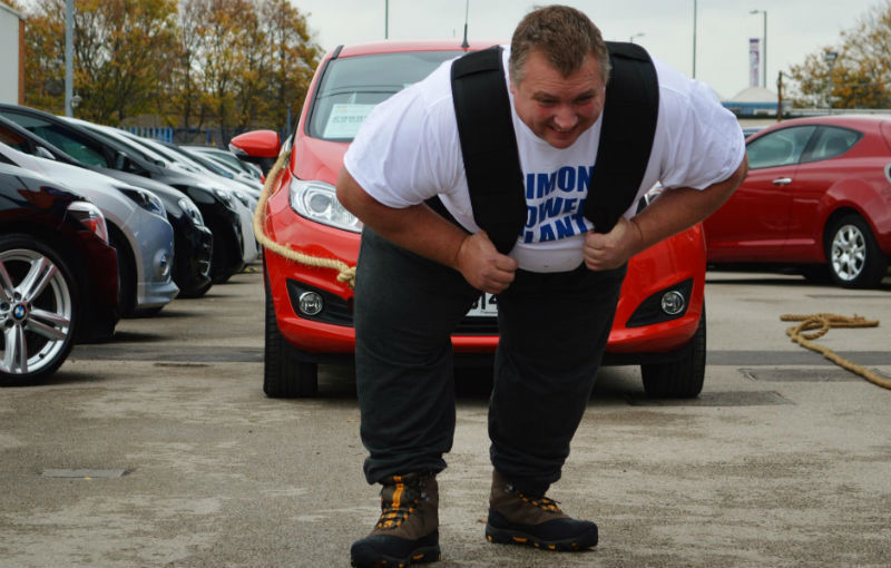 Record mondial: Un britanic a reuşit să tracteze 14 exemplare Ford Fiesta care cântăreau 16 tone - Poza 2