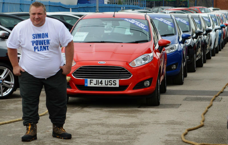 Record mondial: Un britanic a reuşit să tracteze 14 exemplare Ford Fiesta care cântăreau 16 tone - Poza 1