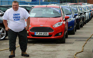 Record mondial: Un britanic a reuşit să tracteze 14 exemplare Ford Fiesta care cântăreau 16 tone