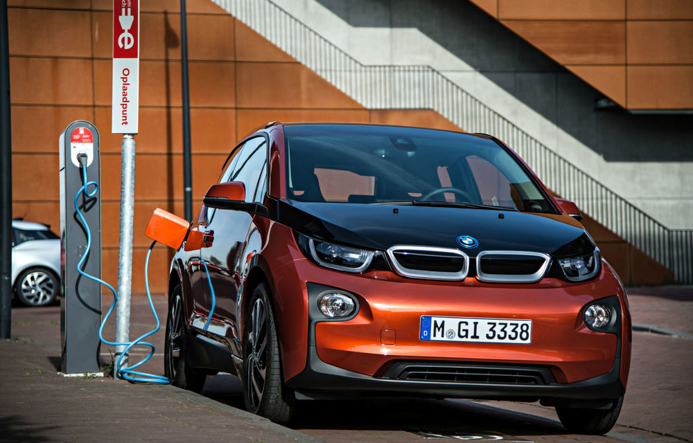 BMW a dezvoltat un stâlp pentru iluminatul stradal ce include un punct de încărcare pentru automobile electrice - Poza 1