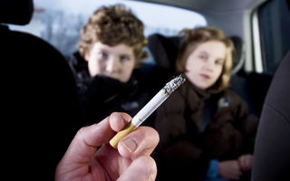 Fumatul în mașinile în care există minori va fi interzis de anul viitor în Marea Britanie