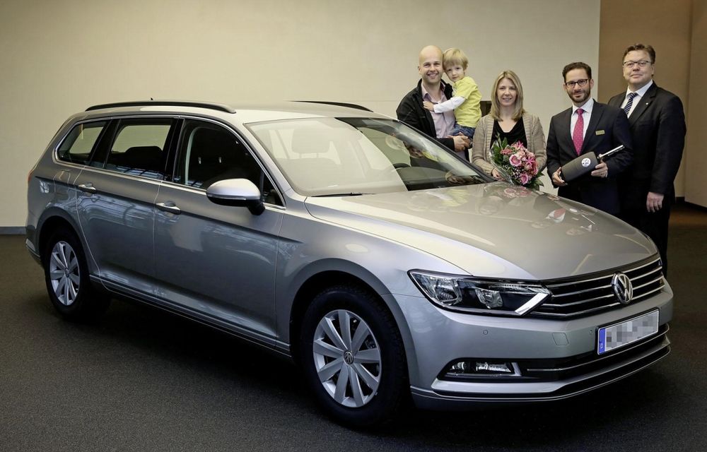 Volkswagen a livrat primul exemplar al noii generaţii Passat - Poza 1