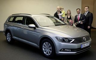 Volkswagen a livrat primul exemplar al noii generaţii Passat