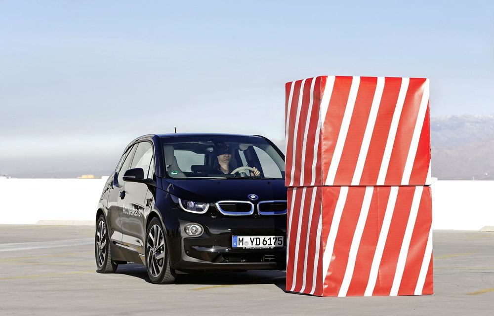BMW a transformat i3 într-o maşină care parchează fără şofer şi evită singură obstacolele - Poza 2