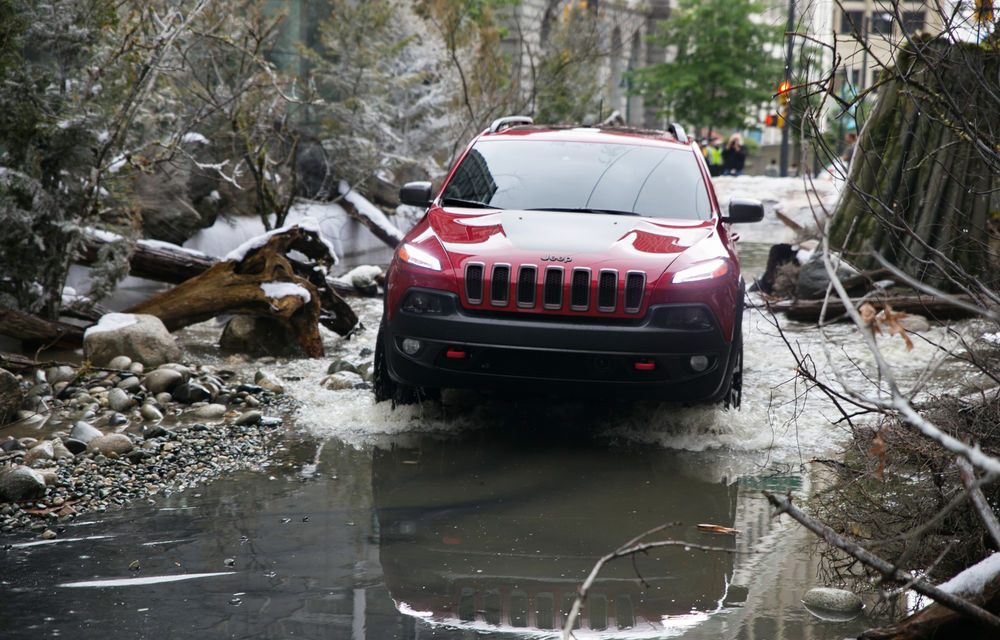 Jeep a creat un râu de munte în milocul orașului Vancouver pentru o provocare off-road cu noul Cherokee - Poza 2