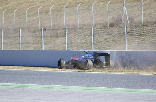 Alonso, transportat la spital în urma unui accident suferit în testele de la Barcelona - Poza 2