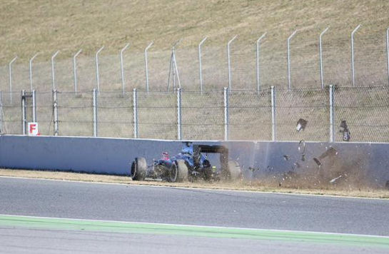 Alonso, transportat la spital în urma unui accident suferit în testele de la Barcelona - Poza 3