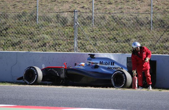 Alonso, transportat la spital în urma unui accident suferit în testele de la Barcelona - Poza 5