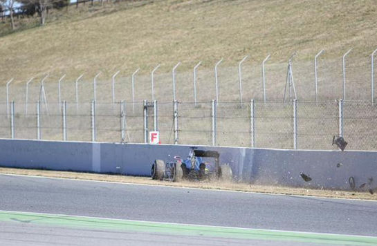 Alonso, transportat la spital în urma unui accident suferit în testele de la Barcelona - Poza 4
