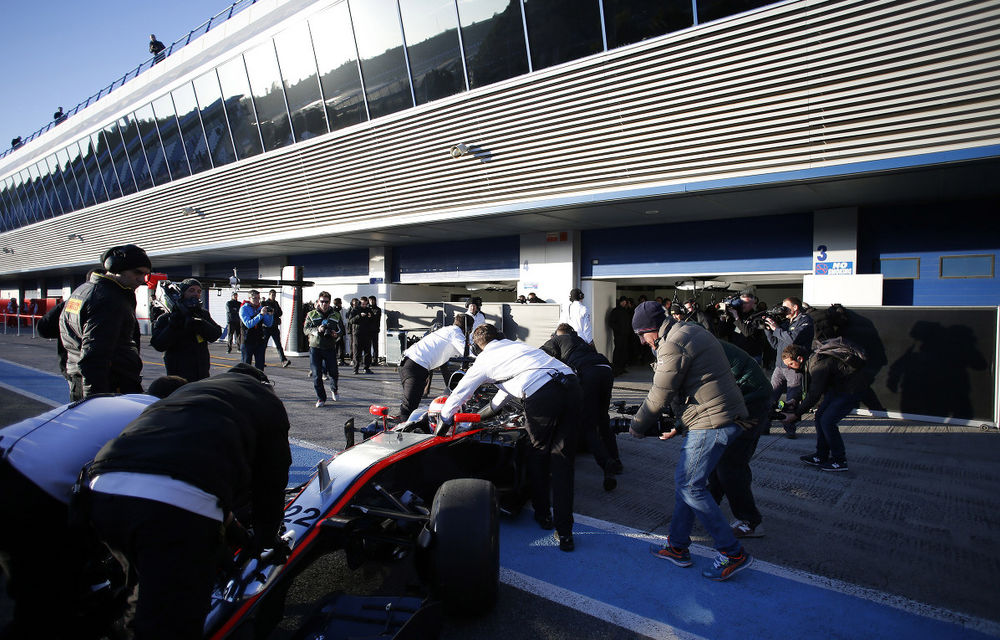 McLaren abandonează prima zi de teste din cauza unei scurgeri hidraulice - Poza 1