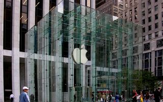 Reuters: "Apple ajunge să fie văzută de constructorii tradţionali drept un competitor serios"