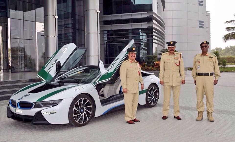 BMW i8 se alătură flotei de supercaruri a poliţiei din Dubai - Poza 3
