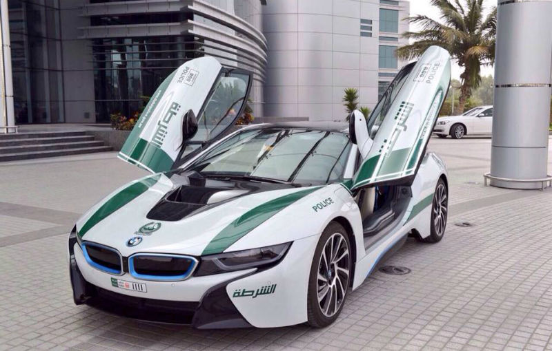 BMW i8 se alătură flotei de supercaruri a poliţiei din Dubai - Poza 1