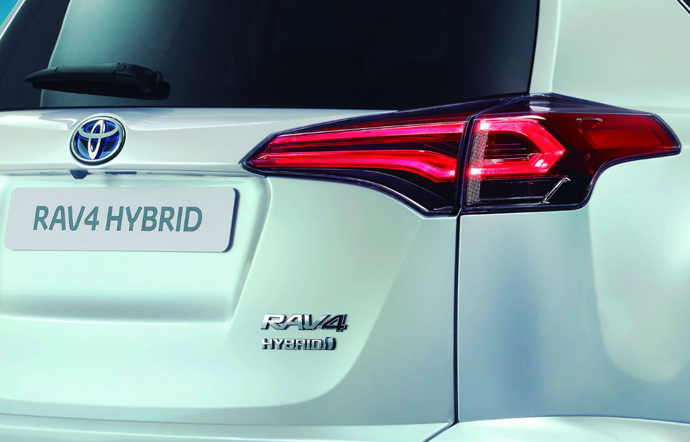 Toyota RAV4 va primi o versiune hibridă, anticipată deja de un teaser - Poza 1