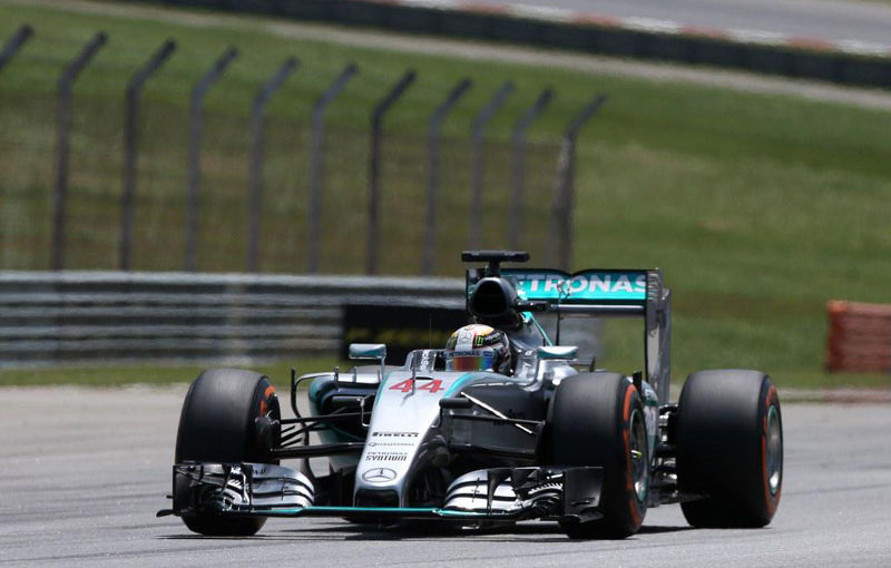 Hamilton îl învinge la limită pe Vettel în lupta pe ploaie pentru pole position din Malaysia - Poza 1