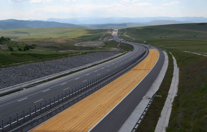 România inovează: asfaltul va fi înlocuit de parchet pe viitoarea autostradă Bucureşti-Braşov. &quot;Ne-a rămas după ce am construit sălile de sport&quot; - Poza 1