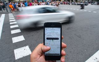 Camera Deputaţilor a modificat legea taximetriei: şoferii Uber ar putea fi amendaţi cu 1.000-5.000 de lei