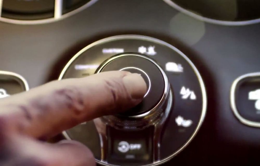 Bentley dezvăluie parţial interiorul primului său SUV într-un teaser - Poza 3