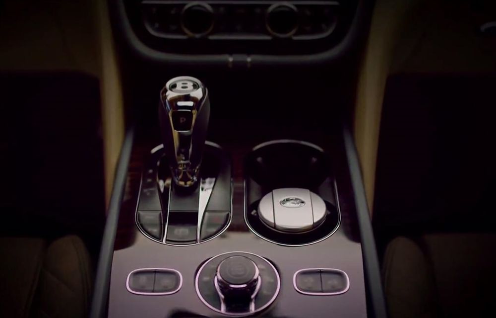 Bentley dezvăluie parţial interiorul primului său SUV într-un teaser - Poza 1