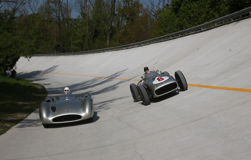 Hamilton a pilotat un Mercedes W196 din 1955 la Monza: &quot;M-am simţit ca Fangio&quot; - Poza 3