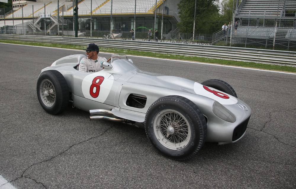 Hamilton a pilotat un Mercedes W196 din 1955 la Monza: &quot;M-am simţit ca Fangio&quot; - Poza 2