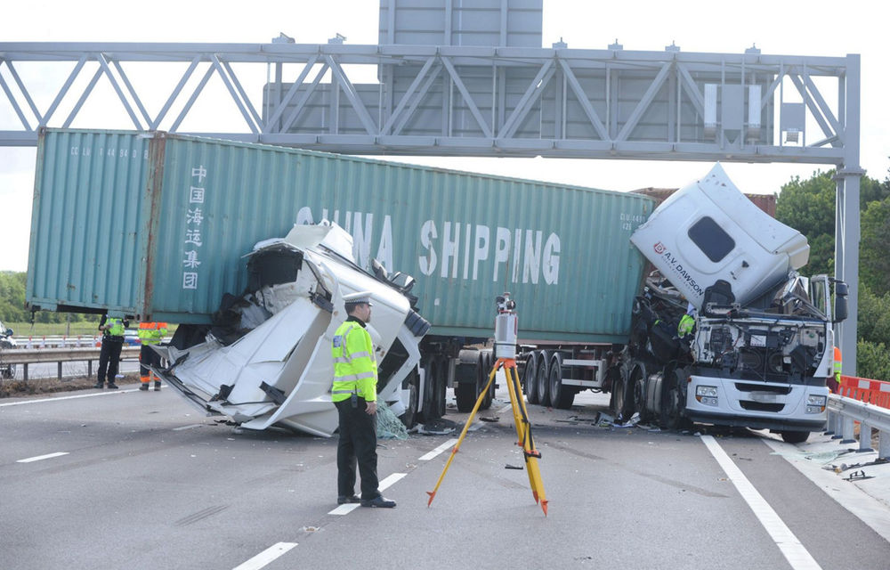 Un accident din Anglia le-ar putea aduce amenzi de 5000 de lire şoferilor aflaţi în trecere care au filmat scena - Poza 1