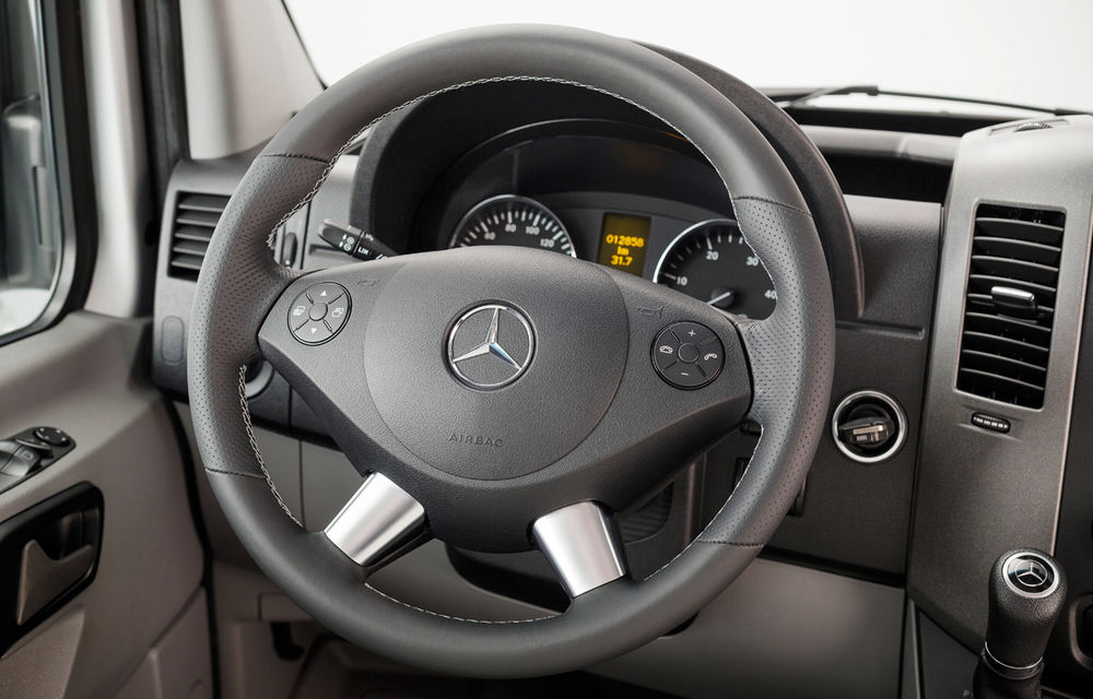 Mercedes-Benz aniversează 20 de ani de la lansarea modelului Sprinter cu o ediție specială - Poza 3