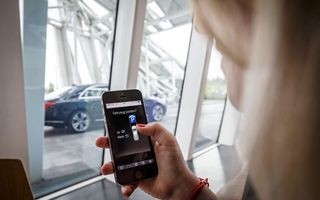 Mercedes-Benz și Bosch lucrează la un sistem de parcare autonom comandat prin smartphone