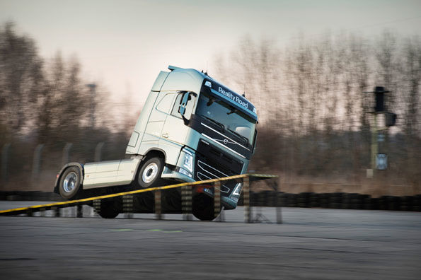 VIDEO: Cascadorie pe două roți cu un camion Volvo - Poza 3