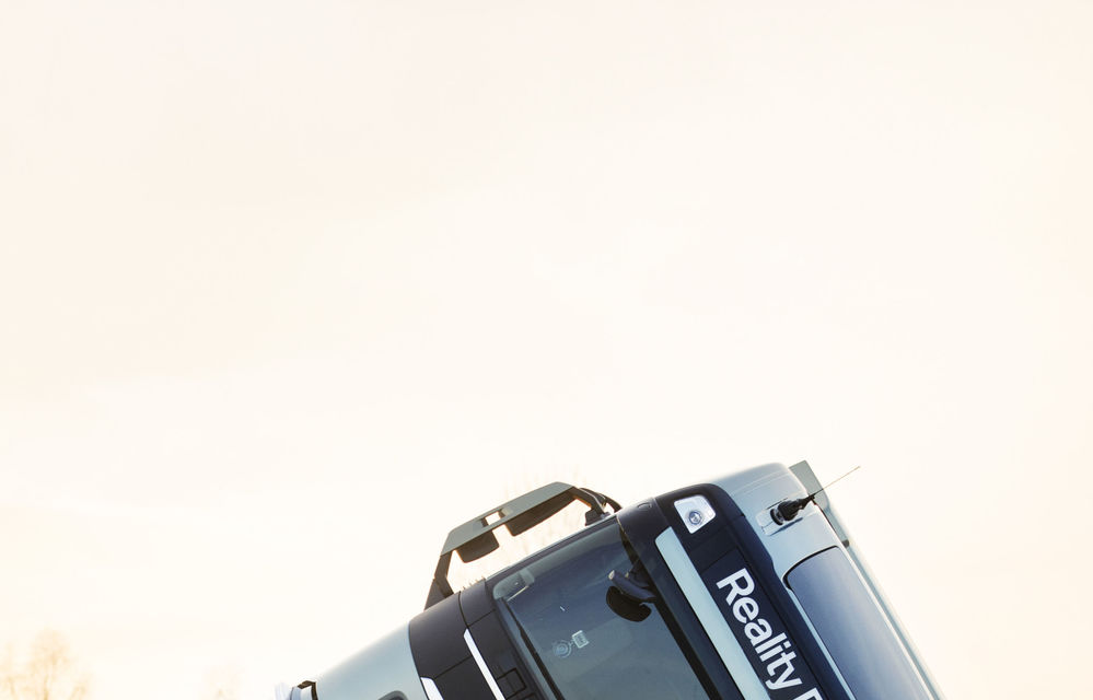 VIDEO: Cascadorie pe două roți cu un camion Volvo - Poza 2