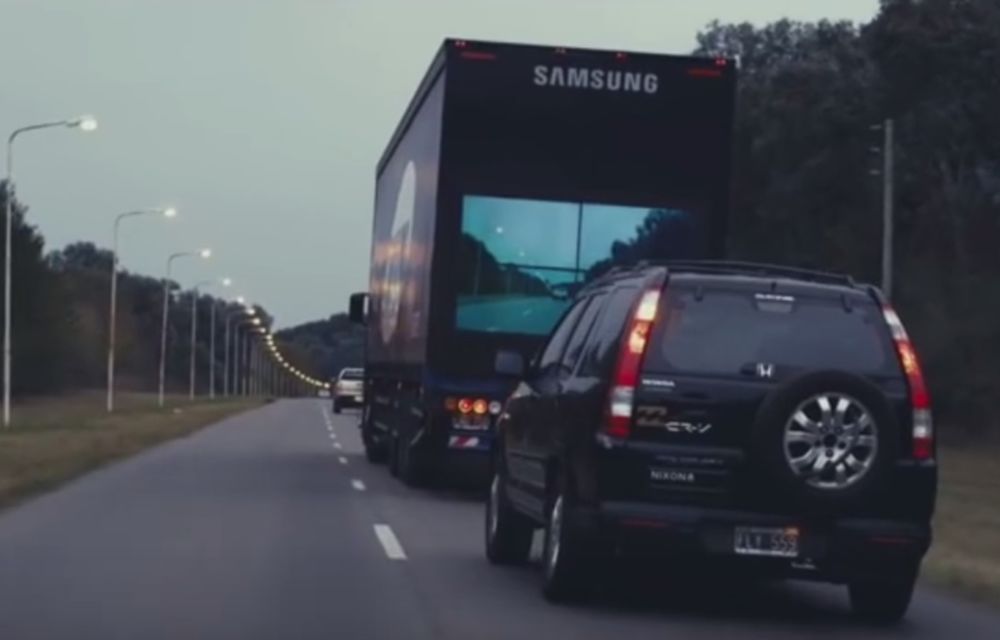 INOVAȚIE: Samsung te ajută să depășești camioanele pe drumurile cu o singură bandă - Poza 1