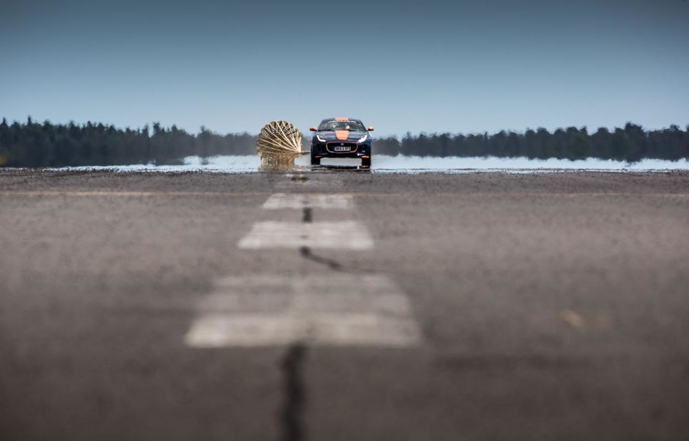 Jaguar F-Type testează parașuta care va ajuta cel mai rapid vehicul din lume să frâneze de la 1600 km/h - Poza 5