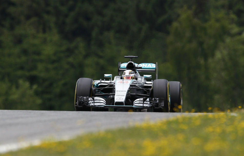 Hamilton l-a învins pe Rosberg în calificările din Austria! Ambii piloți au ieșit în decor - Poza 1