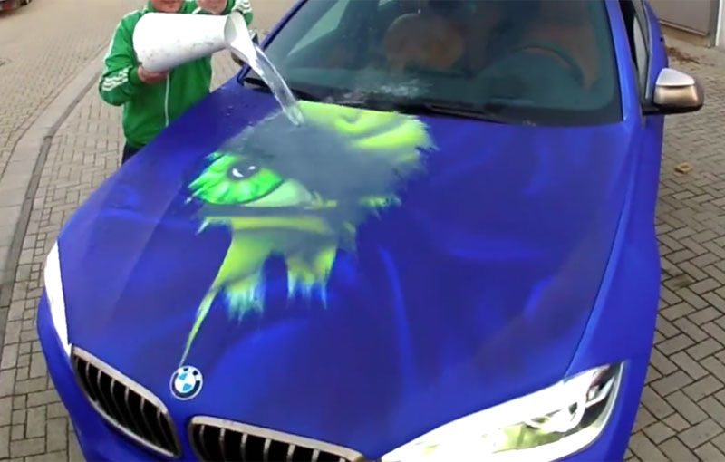 VIDEO: Mașina care își schimbă culoarea la contactul cu apă caldă - Poza 1