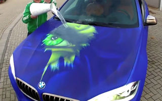 VIDEO: Mașina care își schimbă culoarea la contactul cu apă caldă