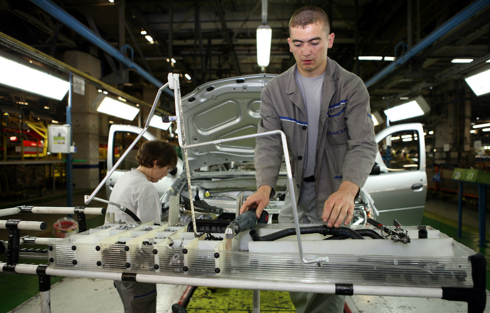 Dacia a demarat un program de plecări voluntare în vederea robotizării parțiale a uzinei din Mioveni - Poza 1