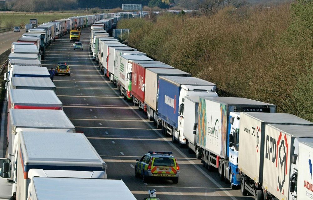 Ambuteiaj record în Anglia: 40 de kilometri de blocaj pe autostradă - Poza 1