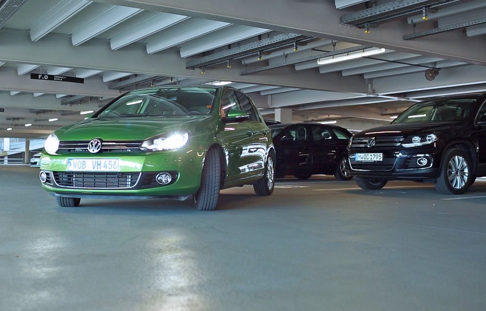 Volkswagen testează o tehnologie prin care mașinile își vor căuta singure loc de parcare - Poza 1