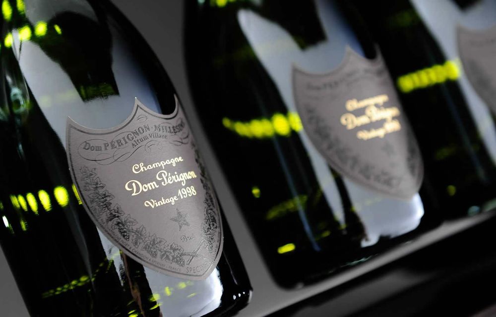 Inutil, dar spectaculos: Aston Martin Rapide S se transformă în minibar cu șampanie Dom Perignon - Poza 10