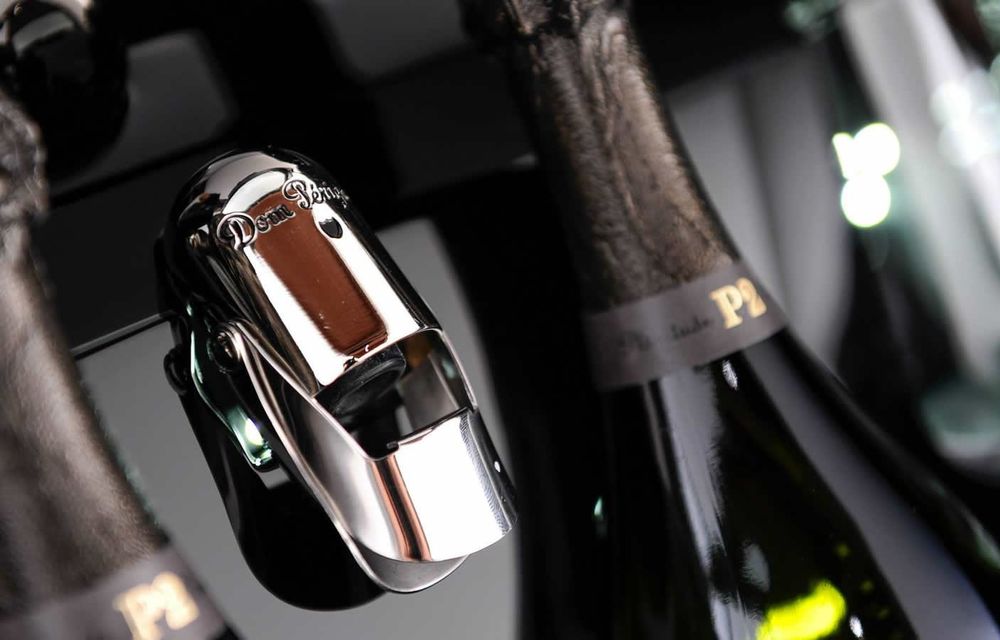 Inutil, dar spectaculos: Aston Martin Rapide S se transformă în minibar cu șampanie Dom Perignon - Poza 2