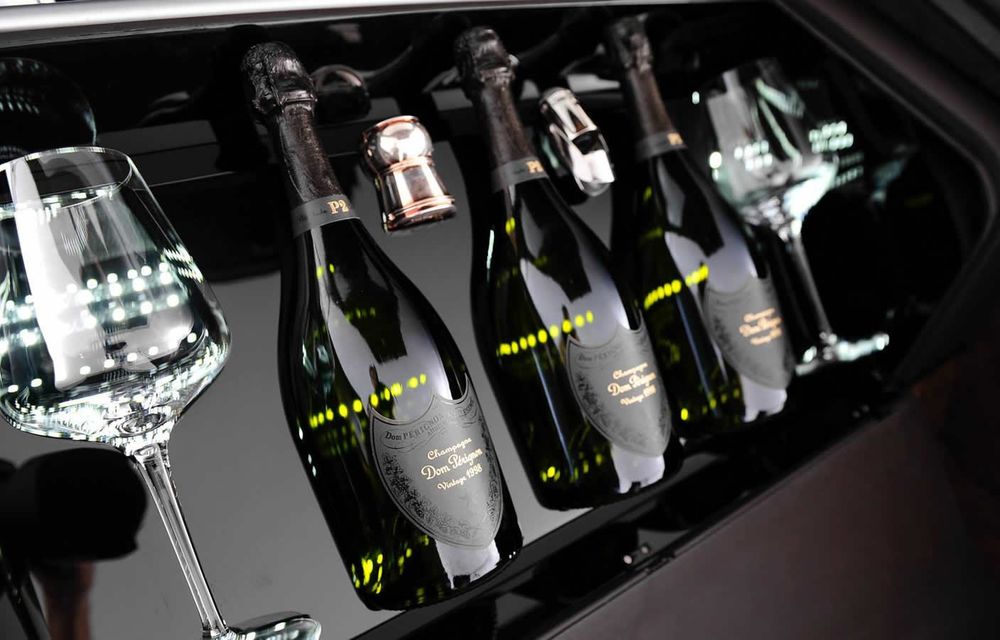 Inutil, dar spectaculos: Aston Martin Rapide S se transformă în minibar cu șampanie Dom Perignon - Poza 5