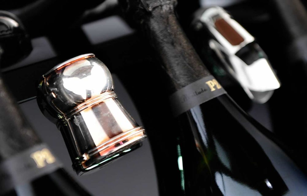 Inutil, dar spectaculos: Aston Martin Rapide S se transformă în minibar cu șampanie Dom Perignon - Poza 14
