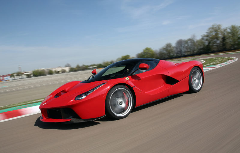 Ferrari recheamă în service 2600 de supercaruri pentru o defecțiune a airbagului - Poza 1