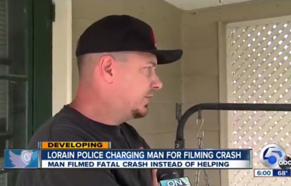 Un bărbat a fost arestat în SUA pentru că a filmat victimele unui accident rutier în loc să le ajute - Poza 1