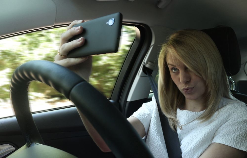Studiu: selfie-urile la volan, mai periculoase decât SMS-urile - Poza 1