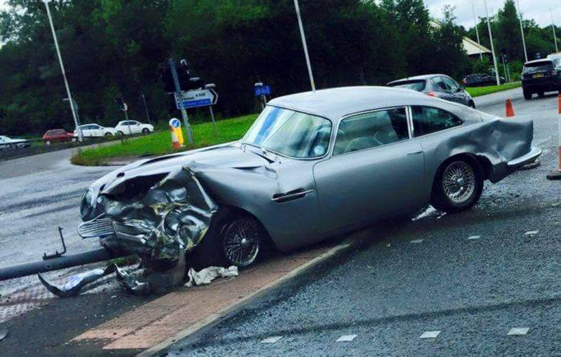 Şi bogaţii plâng: un Aston Martin DB5 clasic, deteriorat serios într-un accident în Manchester - Poza 1
