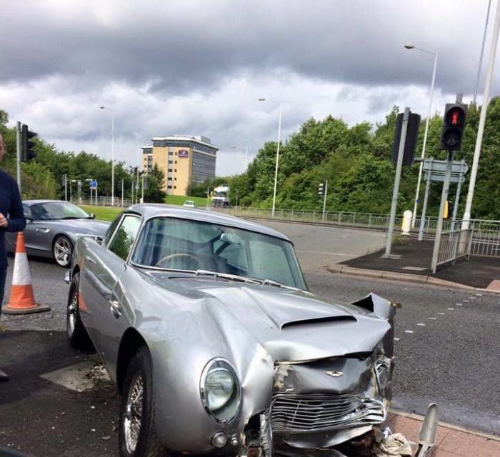 Şi bogaţii plâng: un Aston Martin DB5 clasic, deteriorat serios într-un accident în Manchester - Poza 3