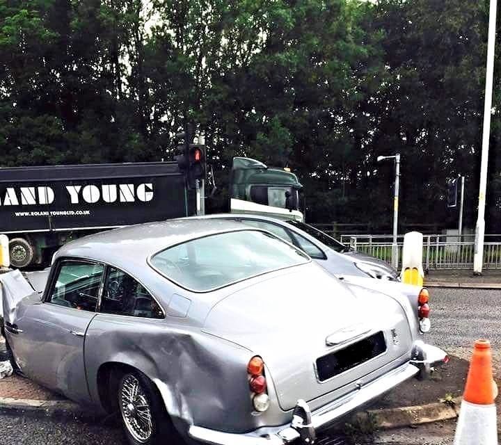 Şi bogaţii plâng: un Aston Martin DB5 clasic, deteriorat serios într-un accident în Manchester - Poza 2