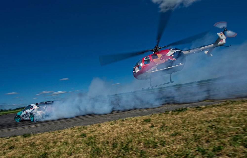 Spectacol total marca Red Bull: Felix Baumgartner copiază la manşa unui elicopter drifturile unei Toyota GT86 de 1000 CP - Poza 3